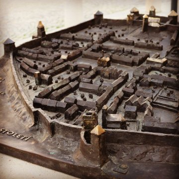 Bronzový model města